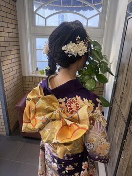 アース 高田馬場店(HAIR&MAKE EARTH) 紫×金の上品振袖。トレンドの編みおろしヘアと創作帯結び