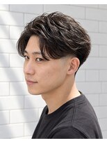 ゼロスバーバー(0's BARBER SHOP)&nbsp;ワンカールフェザーパーマセンターパート毛流れ束感