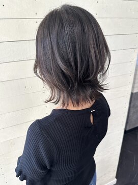 ルノン(LUNON) ミディアムウルフ/ひし形シルエット/外ハネくびれヘア