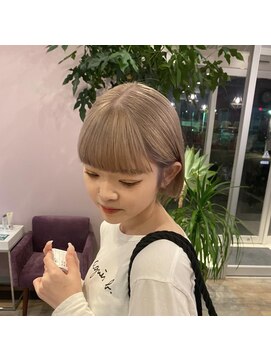 ハイトーンミルクティーベージュブリーチダブルカラーボブ