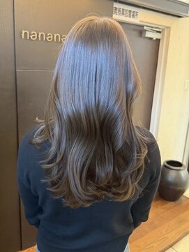 スモーキーブラウンで魅せる秋冬の上品艶ヘア