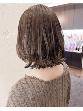 ティーシェル(TIECHEL) 小顔イメチェン、ブルーグレージュカラーくびれレイヤーボブ