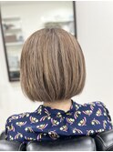 白髪ぼかしハイライトを重ねて明るく仕上げたボブ