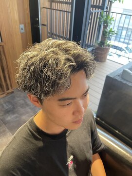 ダンパチバイケンジ(Danpachi by KENJE) ハイライト ショート ピンパーマ