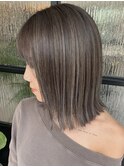 グレージュ切りっぱなしボブ前髪ありミニボブミルクティベージュ