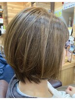 ファミリーサロン髪風船&nbsp;カーキアッシュショート