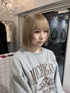 シイ(SIE) ブロンド×切りっぱなしボブ