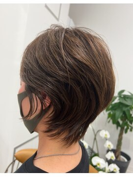 ウミ(Umi) 襟足長めのショート