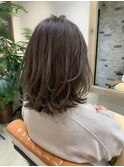 ラベンダーグレージュ×外ハネくびれヘア