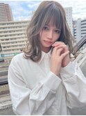ハイトーンミルクティーグレージュ外ハネくびれミディアム