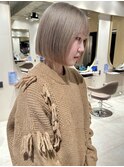 ホワイトグレージュ