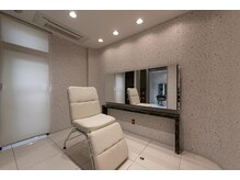 アース 南福島店(HAIR&MAKE EARTH)の雰囲気（個室のマツエクブース　ゆったりとお過ごしいただけます。）