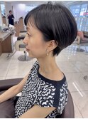 黒髪でも大人かわいい耳掛けマッシュショート