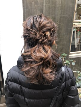 アンプレヴーアジュテ(Impre'vu ajoute) 2次会アレンジ【ふんわりハーフアップ】