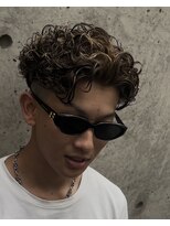 イーラ アメ村店(era)&nbsp;サーフバック　ツイストスパイラル眉カットメンズパーマ