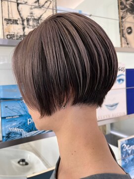 ヘッズ 市川(HEADS ex) ダブルカラーミルクティーベージュインナーカラーショートボブ