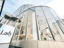 レディ 表参道(Lady)の雰囲気（アーチ状のビル2階がLady表参道［ボブ表参道/顔周りレイヤーボブ）
