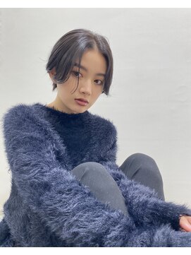 エアー 青山(AIR) 丸みショート前下がりセンターパートハンサムくびれショート