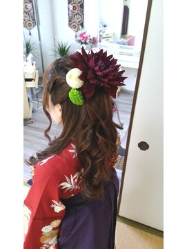 きものサロン すずめ屋 卒業袴には定番ハーフアップ