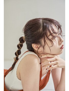 シシ(SiSi) 革紐ヘアアレンジ