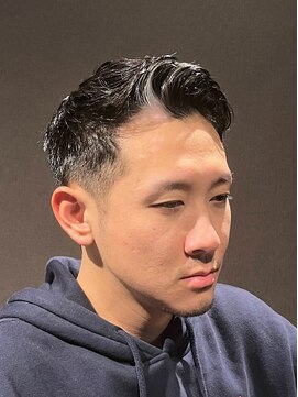 ビーダンディー(Bee dandy) くせ毛ショート ツーブロック刈り上げ アップバング スタイル