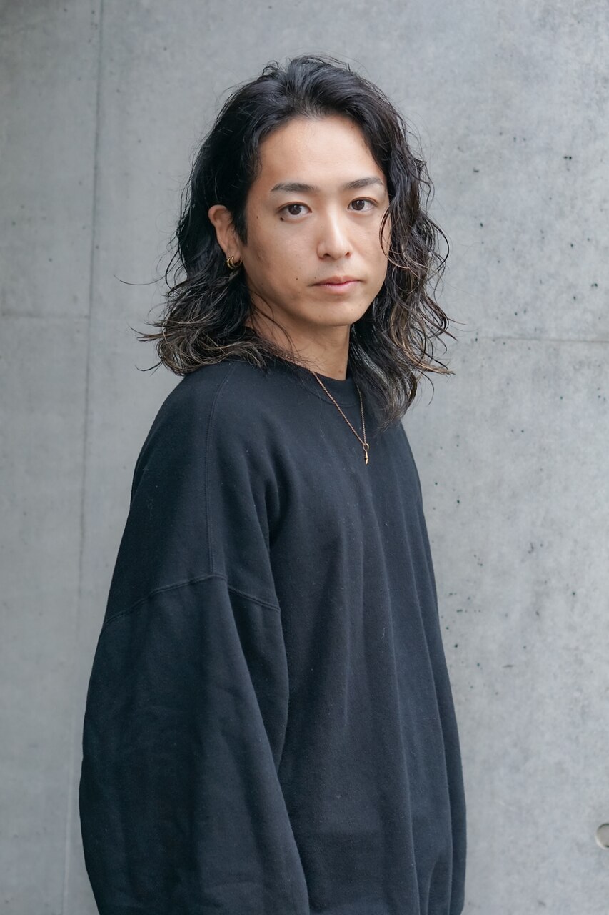 ロングヘアーの男 2025年秋】メンズ｜ロングの髪型・ヘアアレンジ｜八王子・立川