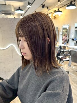 ヴィサージュバスク(VISAGE ba.s.k) 春夏に人気の明るめブラウンで艶ストレート髪