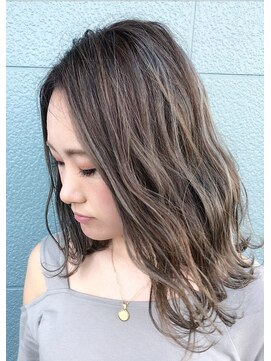 ヘアーデザインサロン スワッグ(Hair design salon SWAG) シルバーハイライトカラー×ロブスタイル