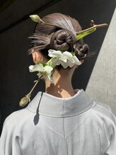 シンプルだけどひとクセあるアレンジで,お洒落上級者アレンジを