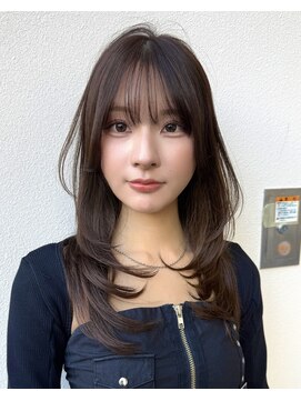 ラフに動くロングレイヤーとマロンベージュカラー