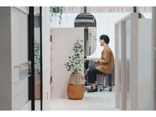 「騒がしい美容室が苦手な方へ」 半個室×マンツーマンで整える大人の時間