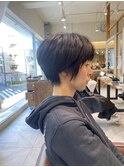 多毛さんでも小顔に見せる黒髪ショートカット