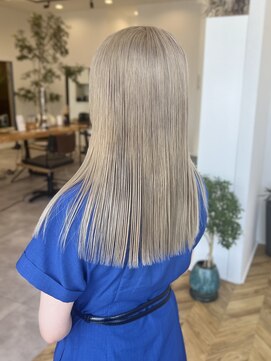 ローブ(L’AUBE) ブロンドベージュダブルカラーハイライトレイヤーカット岡崎