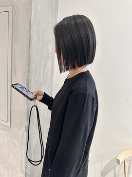 ヨーク(YOKE) YOKE 切りっぱなしボブ丸くないボブネイビーグレージュ艶髪