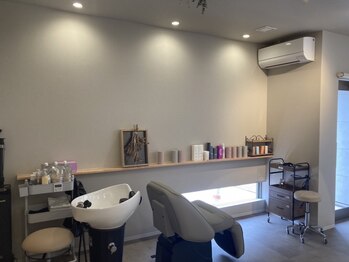 ミモザドット(Mimosa.)の写真/フラットなシャンプー台で極上なひとときを―。頭皮の汚れをスッキリ落として、健康的な美髪へ♪