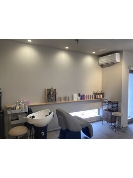 フラットなシャンプー台で極上なひとときを―。頭皮の汚れをスッキリ落として、健康的な美髪へ♪