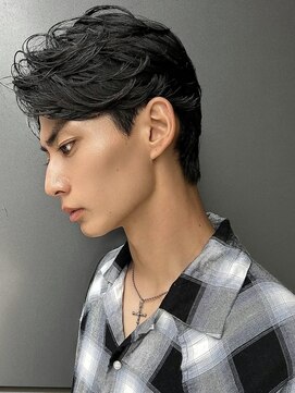 トルネード(TORNADO) 色気とシャープさを纏う◎クール系センターパート メンズ A0926