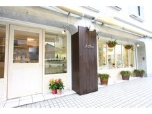 エーワン 表参道本店(A One)の雰囲気（窓際の待合スペース。座り心地のいいソファはまるでカフェのよう）