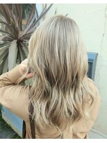 サーティーン(THIRTEEN)&nbsp;VeganカラーHUEで作るホワイトベージュ♪クーポン有☆【20代】