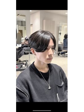 ミリ(milli Produce by ITAKURA) センターパート毛流れパーマ