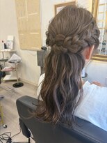 心華美(KOKOHANABI)&nbsp;ハーフアップヘアセット (￥2,500)