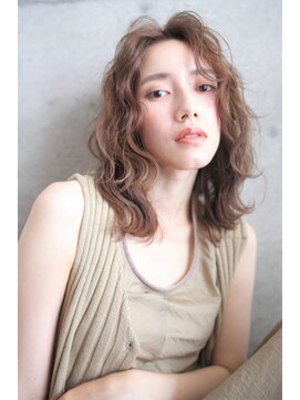 ファム(FAM) くせ毛パーマ×ミディ