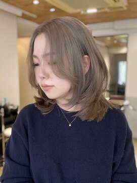 エイン(EYN) グレージュ×ミディアムレイヤー/くびれヘア/ハイトーン