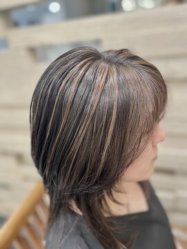 テテ(TETE) 白髪ぼかし×筋感ハイライト×ミディアムレイヤー