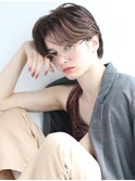 センターパートが◎ハンサムショート