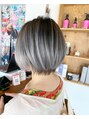 ワンバイワン(One×One) 根元暗めのホワイト系バレイヤージュです＾＾