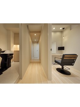 落ち着きのあるプライベート空間での施術、どうぞ安心して髪をおまかせくださいませ。