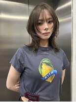 ピア ヤクイン(Pia Yakuin) 赤味除去オリーブグレージュ × ハッシュレイヤー