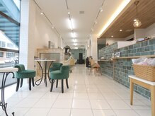 ルシードスタイルセピア(LUCIDO STYLE Sepia)の雰囲気（白を基調とした明るい店内。 一階フロアは心地よい癒しの空間。）