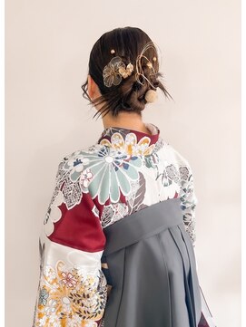 イチザサロン(ICHI THESALON) シンプルアレンジ×ゴールドヘアアクセサリー